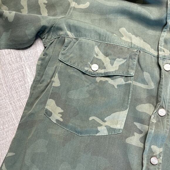 SANCTUARY Green Camo Snap Front Long Sleeve Collared Shirt Women’s Size XS - Picture 4 of 7
